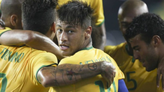 Neymar comemora o seu segundo gol na goleada Foto: Leo Correa/Mowa Press
