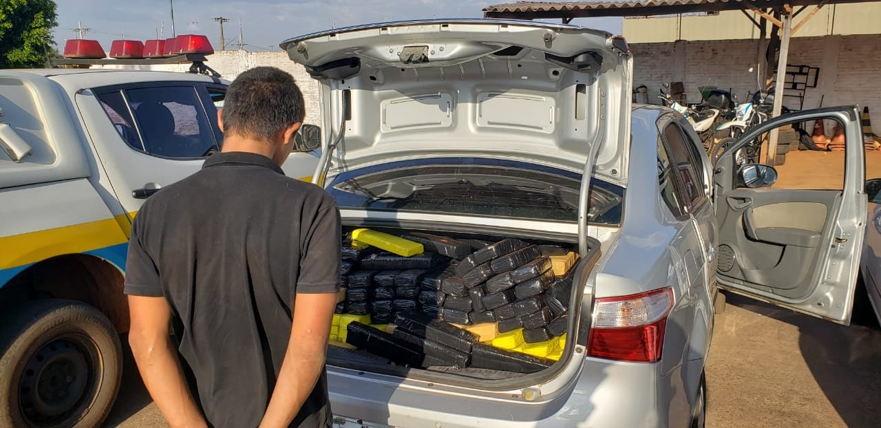 Homem é preso com carro roubado com quase 600 quilos de drogas PMR/Divulgação