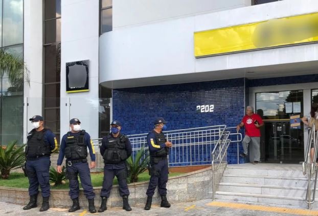 Agência no Centro de Campo Grande sendo fiscalizada. Dyego Queiróz/G1