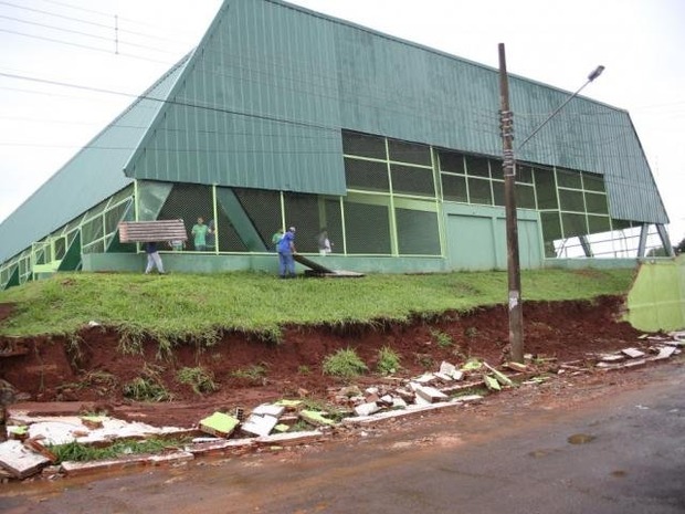 Muro de escola das Moreninhas cai após chuva na Capital Paulo Francis/ Campo Grande News