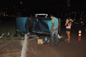 Carro colide com camionete, capota três vezes e não deixa feridos O carro capotou três vezes e deixou o transito complicado na região. ( Foto: Marcelo Calazans)