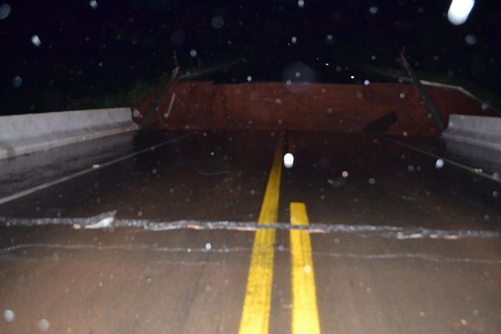 Ponte cai durante temporal no Vale do Ivinhema Ponte sobre o Córrego Umbaracá, em Nova Andradina. Jornal da Nova