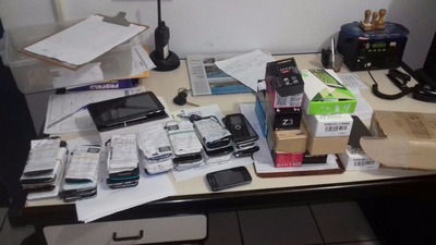 Celulares e tabletes furtados foram encontrados no carro dos suspeitos (Foto: PM/ Divulgação)
