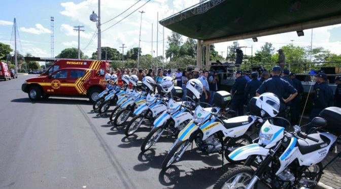Sejusp entrega 11 novas viaturas para cinco municípios da região do Bolsão Serão entregues 11 novas viaturas, 93 coletes e 10 armas longas, para os municípios de Chapadão do Sul, Costa Rica, Camapuã, Figueirão e Paraíso das Águas atendidos pela PM e BM.