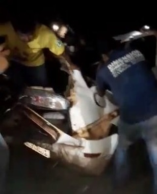 Após caminhão aquaplanar e atingir carro 3 mulheres ficam em estado grave Após caminhão aquaplanar e atingir carro 3 mulheres ficam em estado grave