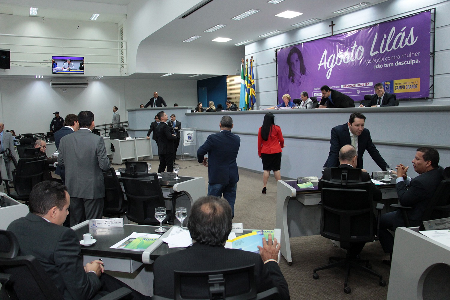 Vereadores analisam cinco projetos de lei e um veto na sessão de terça-feira Vereadores analisam cinco projetos de lei e um veto na sessão de terça-feira
