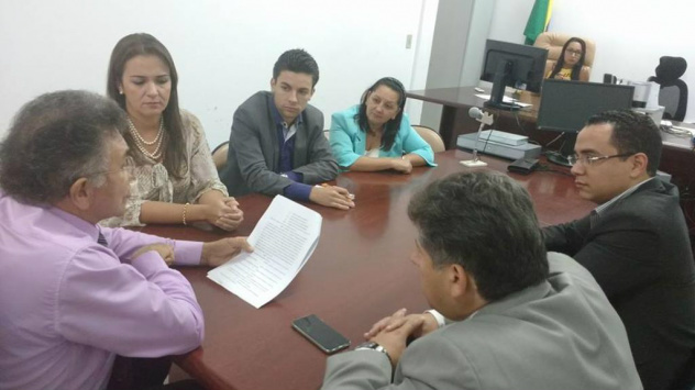 Deputado e vice-prefeita se reúnem com Juiz Odilon para fazer parcerias e elaborar projetos de enfretamento às drogas Juiz Odilon de Oliveira apresenta um projeto de enfrentamento ás drogas ao Dep. Lidio Lopes e a vice-prefeita adriane Lopes
Foto: Ramão Colman AL/MS