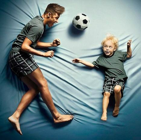 De pijama, Neymar posa com o filho Davi Lucca para campanha publicitária Foto Divulgação
